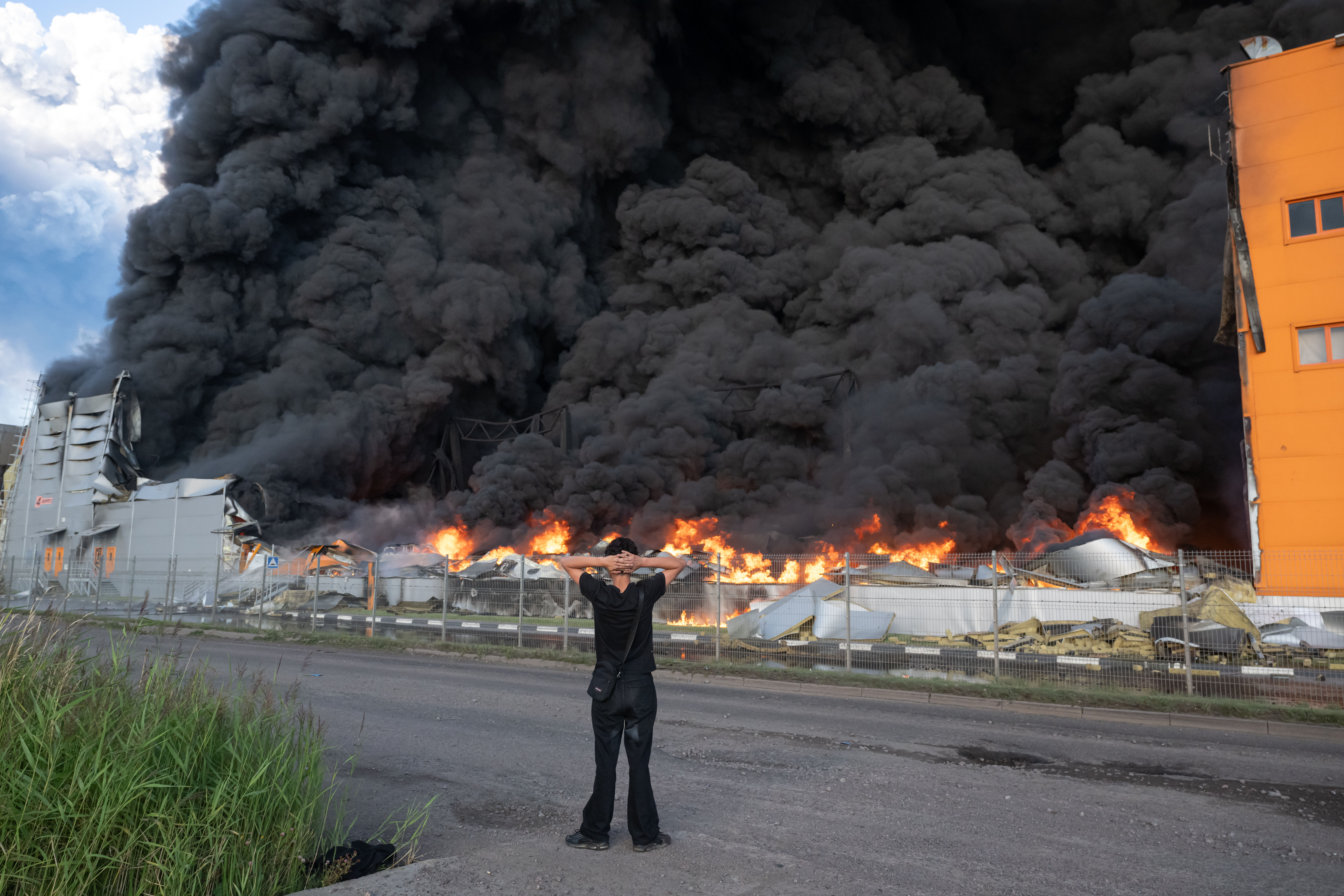 Guerre en Ukraine : pourquoi Kiev intensifie ses frappes sur les entrepôts du « Amazon russe » ?